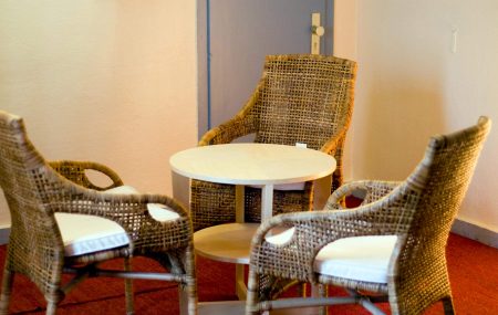 Stühle um einem Tisch